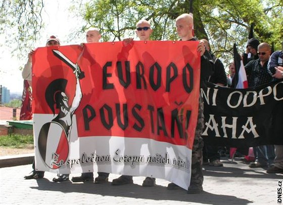 Prvomájový pochod neonacist v Brn - Kad&#225; vt&#237; buka...