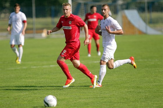 Brnnský útoník Stanislav Vávra (v erveném) v pípravném zápase