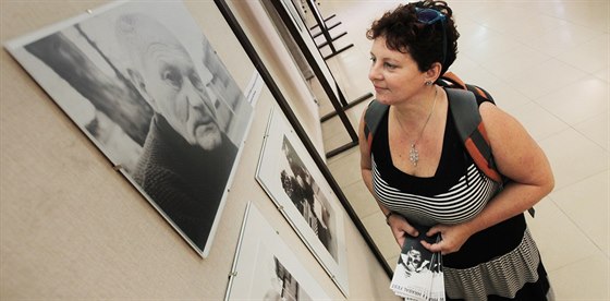 Výstava fotografií Bohumila Hrabala od Pavla tolla v prostorách Studijní a...