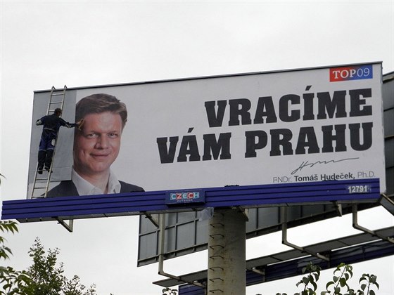 Svaz provozovatel venkovní reklamy pelepuje pedvolební billboardy TOP 09...
