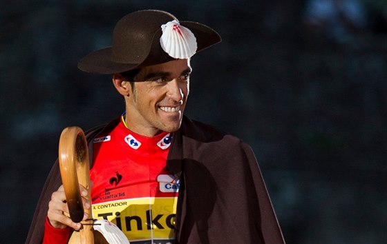 Alberto Contador dostal k ervenému dresu ampiona Vuelty i starodávný plá,...