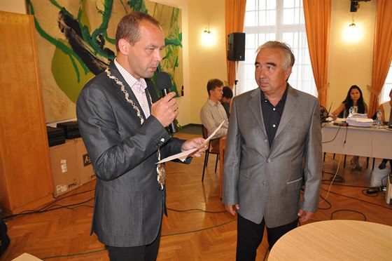 Jaroslav Zach (vpravo) sloil na úterním zasedání karlovarského zastupitelstva...