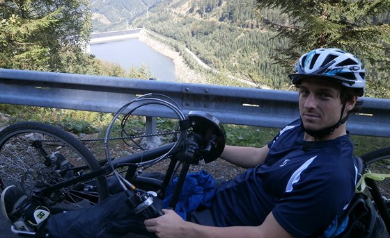 Vozíčkář Michal Vondráček během cesty k horní nádrži přečerpávací vodní...