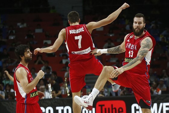 SRBSKÁ RADOST. Miroslav Raduljica (7) slaví s Bogdanem Bogdanoviem (7) svou...