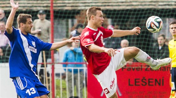 Pardubický fotbalista Jan Vondra (vpravo) krotí mí v utkání s Frýdkem-Místkem.