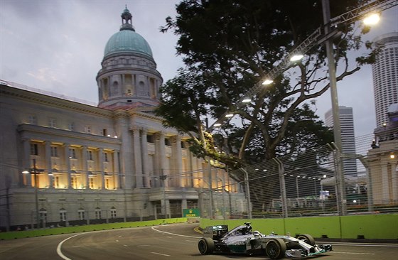 Lewis Hamilton bhem tréninku na Velkou cenu Singapuru