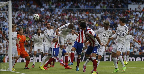 Tiago z Atlética Madrid (uprosted vpravo) posílá mí do sít Realu Madrid.