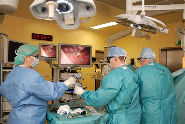Tak vypadá moderní sál pro operace hrudníku. Co se dje uvnit vidí lékai na...