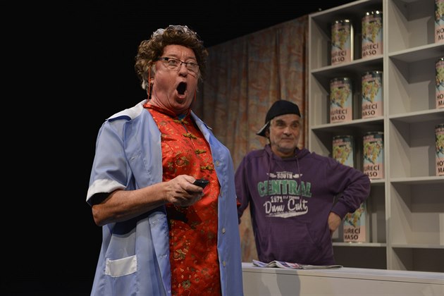 Ji�í Lábus a Old�ich Kaiser ve h�e �ena za pultem 2 Pult osobnosti