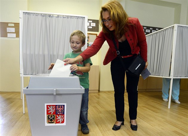 Kandidátka Strany zelených Ivana Cabrnochová přišla volit 19. září na Základní...