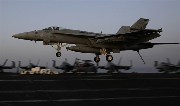 Americký bojový letoun se vrací z nálet� v Iráku na letadlovou lo� USS George...