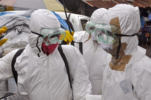Ebola zabila v Africe u� 2 400 lidí. Humanitární pracovníci se shodují, �e ke...