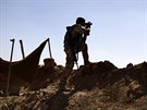 Kurdský bojovník na bojové linii asi 300 kilometr severn od Bagdádu (6. záí...