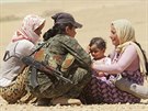 Kurdská bojovnice utuje jezídské eny, které prchly ped Islámským státem...