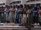 Bojovníci Islámského státu se modlí na letecké základn nedaleko syrského msta...