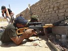 Irátí vojáci za pomoci místních kmen útoí na pozice Islámského státu v...