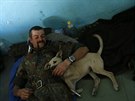 Ukrajinský voják se svým psem u msta Horlivka (18. záí 2014)