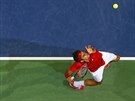 výcarský tenista Roger Federer podává v semifinále Davis Cupu proti Itálii.