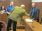 Antonín Saleta dkuje svému advokátovi Jaroslavu Ortmanovi (11.9.2014)