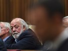 Otec Steenkampové Barry se v soudní síni dívá na obvinného Pistoriuse /11....