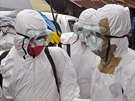 Ebola zabila v Africe u 2 400 lidí. Humanitární pracovníci se shodují, e ke...