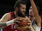 Srbský basketbalista Miroslav Raduljica se snaí udret mí ve finále...