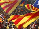 Ulice Barcelony zaplavily statisíce Katalánc demonstrujících za právo hlasovat...