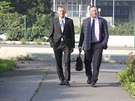 Roman Janouek (vlevo) a jeho advokát Vít iroký (vpravo) jdou na jednání k...
