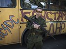 Jeden z proruských ozbrojenc z batalionu Vostok pózuje na snímku z...