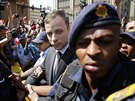 Oscar Pistorius opoutí budovu nejvyího soudu v jihoafrické Pretorii. (12....