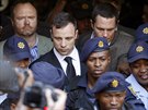 Oscar Pistorius opoutí budovu nejvyího soudu v jihoafrické Pretorii. (12....