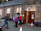 Obyvatelé Lochcarronu picházejí do volební místnosti odevzdat svj hlas v...