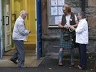 Obyvatelé obce Pitlochry picházejí do volební místnosti odevzdat svj hlas v...