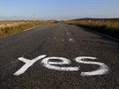 Nápis podporující nezávislost Skotska na silnici u North Uist. (18. záí 2014)
