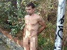 Pražští strážníci zadrželi mladého muže, který nahý onanoval na stromě v...