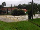 Rozvodnná Jeviovka zatopila i ást obce Vevice (14. záí 2014).