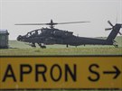 Momentka ze cviení Ample Strike: vrtulník Apache.