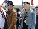 Neil Young a Daryl Hannahová spolu asto protestují za záchranu ivotního...