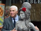 Mitch Winehouse se sochou své dcery