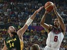 Americký basketbalista Rudy Gay stílí v semifinále mistrovství svta, brání ho