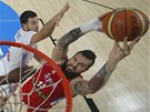 Srbský basketbalista Miroslav Raduljica smeuje v semifinále MS proti Francii. 