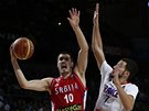 Srbský basketbalista Nikola Kalini stílí v semifinále MS, brání ho Francouz