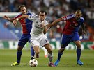 ODVÁNÝ PRNIK. Útoník Gareth Bale z Realu Madrid se snaí projít defenzivou...