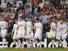 BÍLÁ RADOST. Fotbalisté Realu Madrid se radují ze vsteleného gólu.