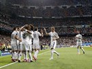 A JE TAM. Fotbalisté Realu Madrid se radují ze vsteleného gólu v zápase Ligy...