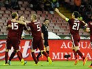 A JE TAM! Sparantí fotbalisté se radují ze vsteleného gólu proti Neapoli.