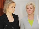 Iveta Kadlecov� a Jana Mikulov� u Krajsk�ho soudu v Plzni.