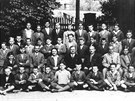 POZNÁTE JEJ? Se spoluáky a uitelským sborem na snímku z roku 1927. Tomá Baa...