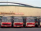 Autobusy B731.04 ped garáovou halou na Klíov 23. 6. 1989.