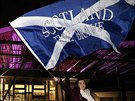 Ped skotským parlamentem v Edinburghu zavlála skotská vlajka.